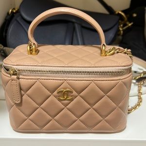 SOLD!!💥💥🔥Authentic Chanel small vanity with handle lambskin